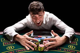 အွန်လိုင်း ကတ်ဂိမ်းများ Poker နှင့် Teen Patti ကစားနေသောမြင်ကွင်း